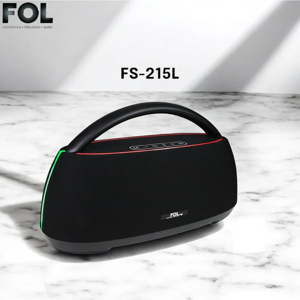 El altavoz que aparece sobre el piso de cemento en esta imagen es de la marca FOL (folntech.us), modelo FS-R215L.